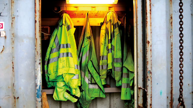 Bild på jackor som hänger