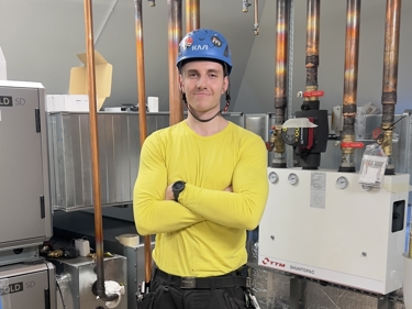 Ung rörmokare i värmecentral