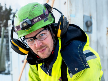 Byggnadsarbetare utomhus på vintern