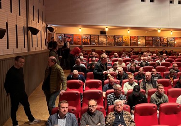 Regionfullmäktige i Hovmantorps Folkets Hus i Biosalongen med ett antal deltagare