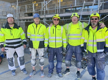 Män i hjälm och varseljackor