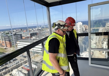 Lagbasen Peter Bystedt bjöd Patrik Johansson på en rundvandring i en av Docks dyraste lägenheter. För 28 miljoner får du fyra uteplatser och 148 kvadratmeter boyta.