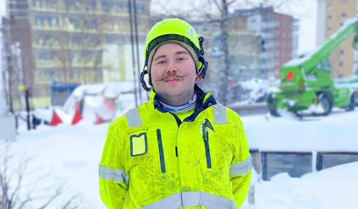 Person i varseljacka och hjälm.