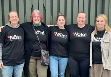 Fem kvinnor med Näta tröjor.