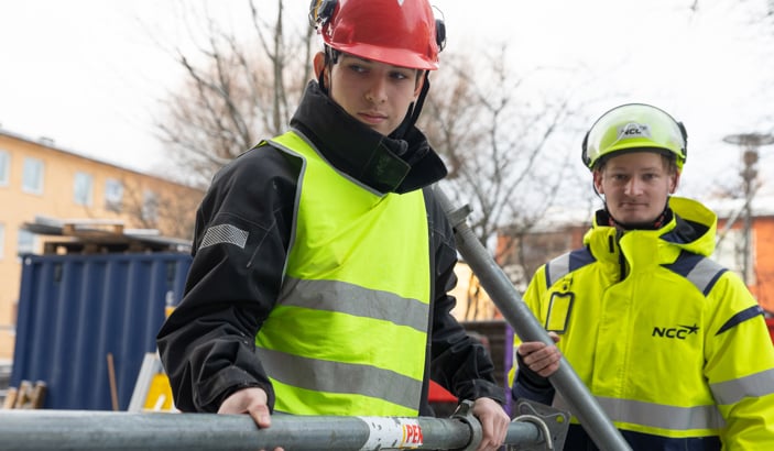 Två byggnadsarbetare en elev och ett skyddsombud