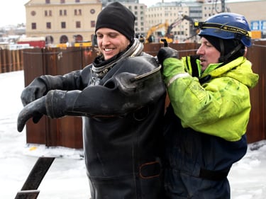 Anläggningsdykare får hjälp med utrustningen