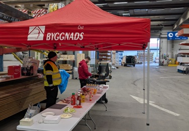 Bild från medlemsveckan när medlemskrets Nyköping bjuder på grillat vid NA Svensson Bygghandel i Nyköping.