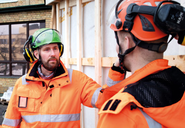 Byggnadsarbetare samtalar