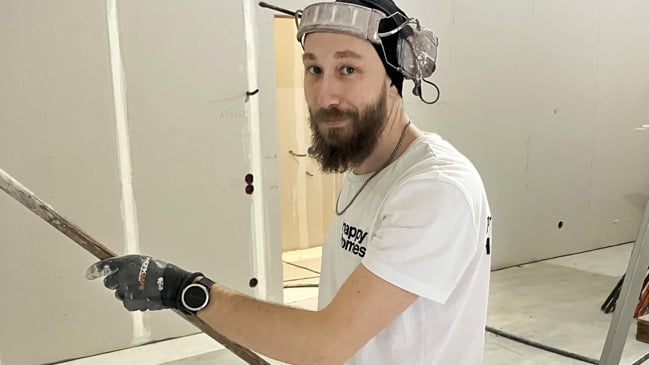 Målare som tittar in i kameran