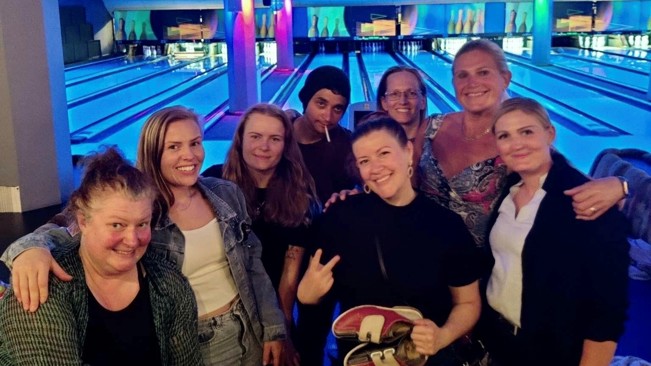 Kvinnor på en bowlinghall