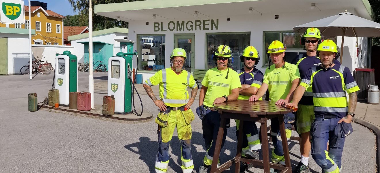 Byggnadsarbetare står samlade för gruppfoto framför en BP mack på Astrid Lindgrens Värld i Vimmerby